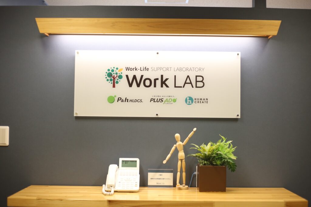 ワークラボの受付　木の温もりで来社された方をお出迎え